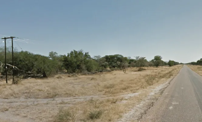 ¿En qué país esta carretera reconocible siempre tiene una línea eléctrica a su oeste, con un asfalto granuloso y marcas desteñidas?