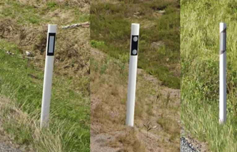 ¿En qué país se ven bolardos planos o cilíndricos con un rectángulo negro alrededor del reflector como este?
