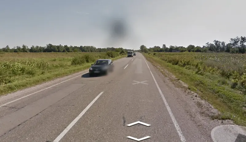 ¿En qué país tiene el coche de cámara esta mancha hacia el frente, ligeramente a la izquierda y arriba?