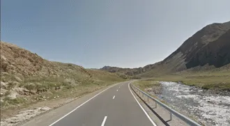 ¿En qué país se ven estas montañas áridas y peladas?