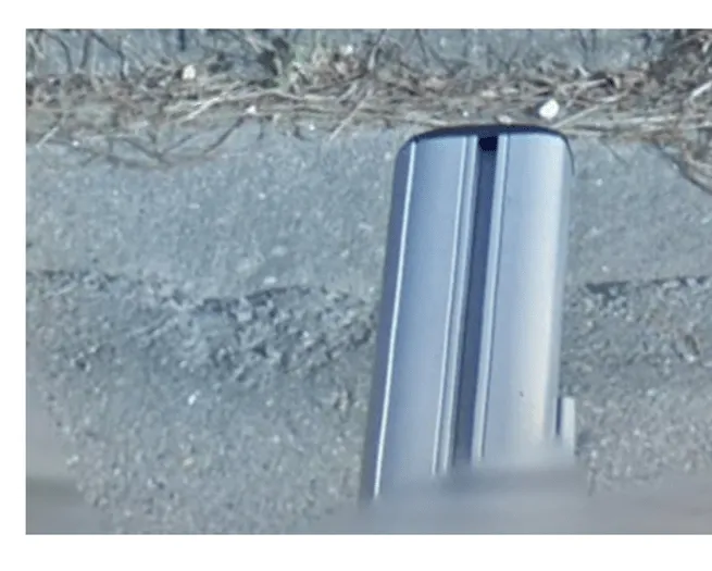 ¿En qué país se ve este poste reflector de baranda mirando hacia adelante?