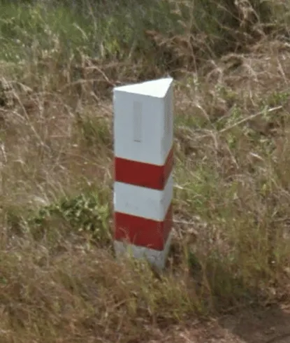 ¿En qué país se ve este bolardo triangular blanco y rojo?