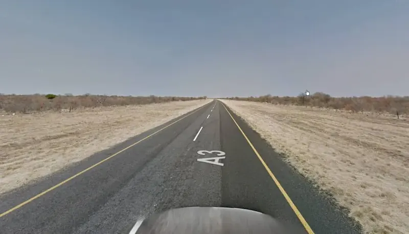 ¿En qué país se ve este paisaje seco y llano con este estilo de cobertura?