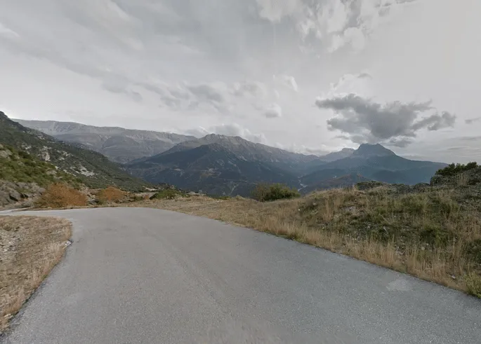 ¿En qué país se ve esta carretera de montaña de gran altitud?