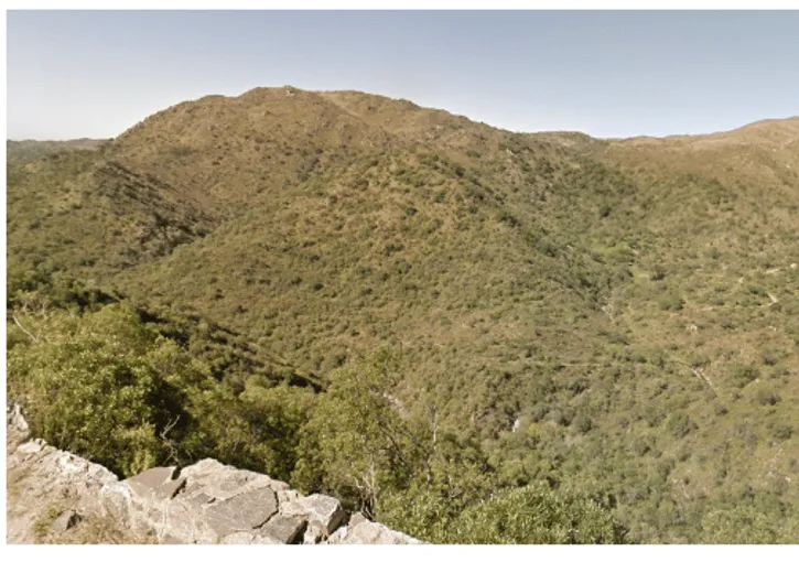 ¿En qué país se ve este paisaje montañoso?