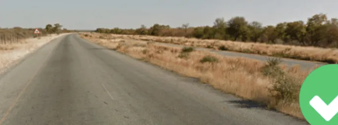 ¿En qué país un tramo de una carretera importante tiene una carretera paralela pavimentada, sin usar ni pintar, corriendo a su lado, como esta?