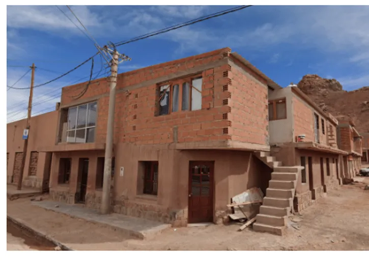 ¿En qué país se ve este estilo de edificio de ladrillo visto?