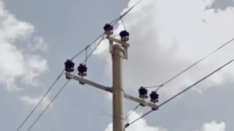 ¿En qué país se ve este estilo de remate de poste eléctrico?