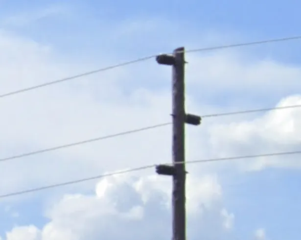 ¿En qué país se ve este cabezal de poste con 3 aisladores cortos alternados?