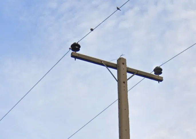 ¿En qué país se ve este poste eléctrico con dos aisladores?