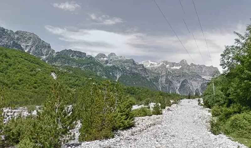 ¿En qué país se ve esta carretera que lleva a montañas altas, escarpadas y peladas?