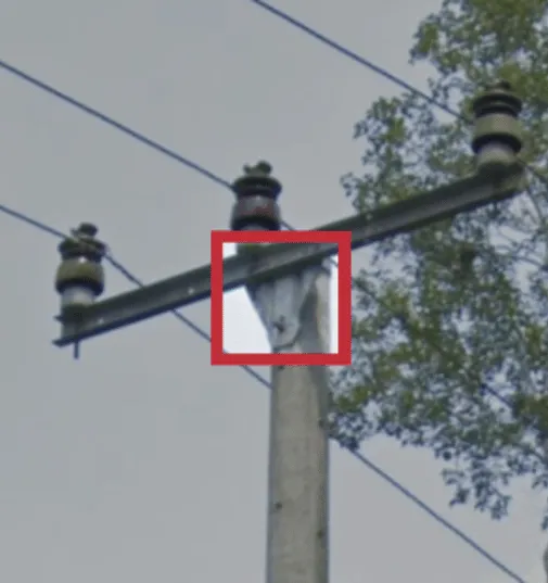 ¿En qué país se ven postes con un pequeño remate triangular bajo la barra horizontal?