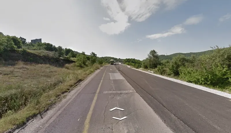¿En qué país se ve esta autovía cuyos dos sentidos discurren separados el uno del otro, en lugar de uno junto al otro?