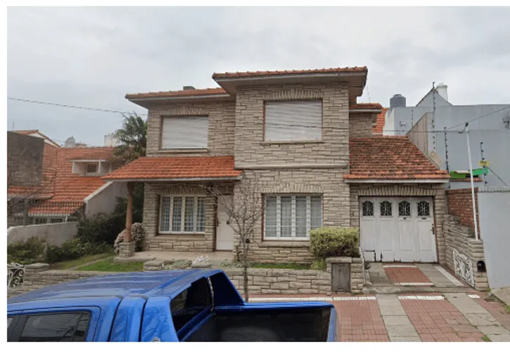 ¿En qué país se ve este estilo de casa de piedra?