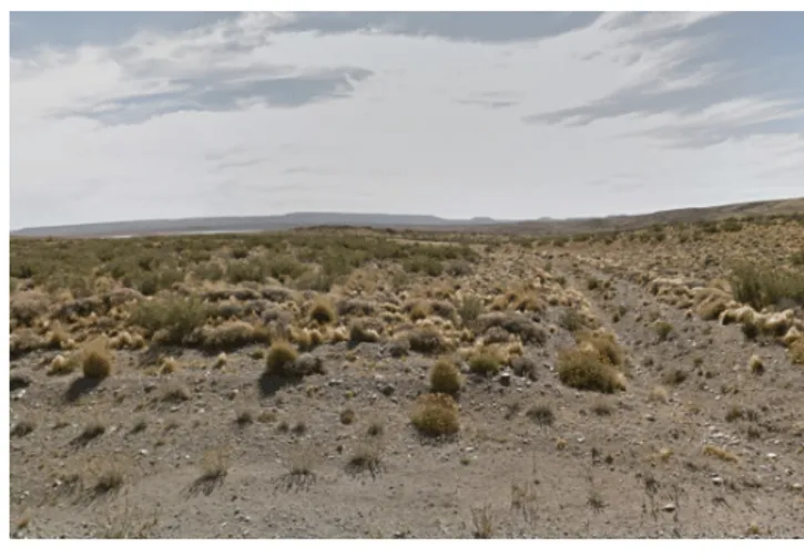 ¿En qué país se ve este paisaje llano y árido?