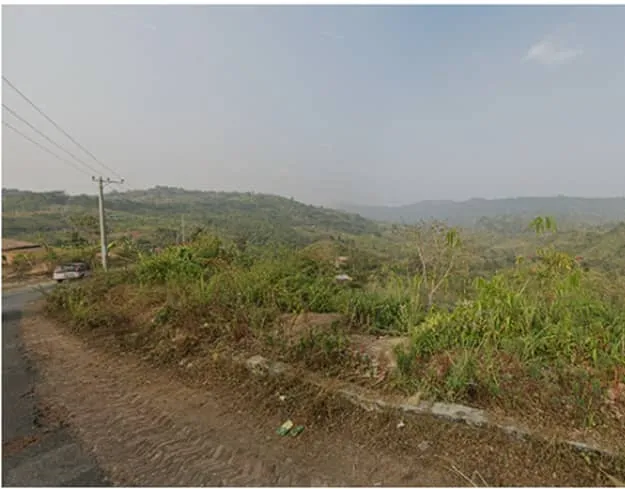 ¿En qué país se ve este paisaje de colinas boscosas?