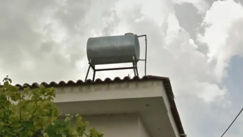¿En qué país se ven muchos tanques de agua cilíndricos como este en los tejados?