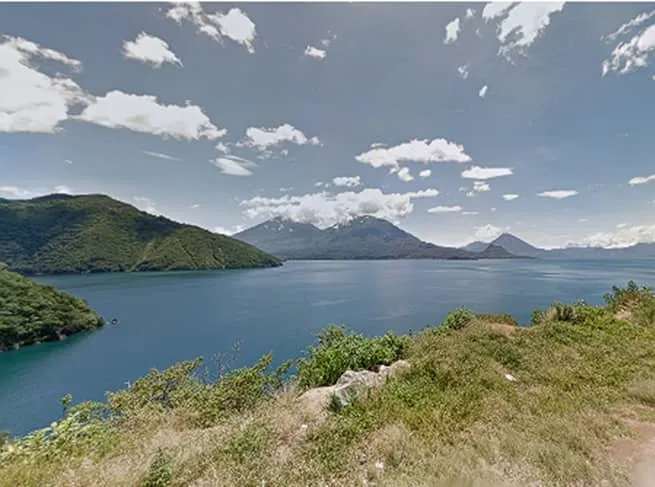 ¿En qué país se ve este lago rodeado de volcanes?