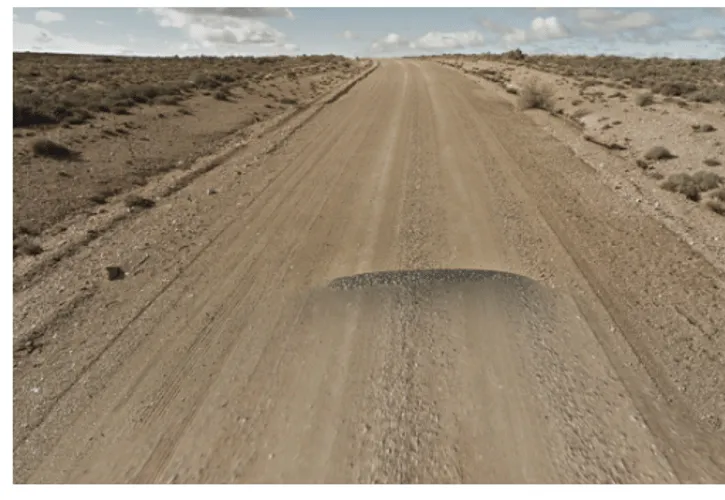 ¿En qué país se ve un auto con este polvo arenoso en la parte trasera negra?