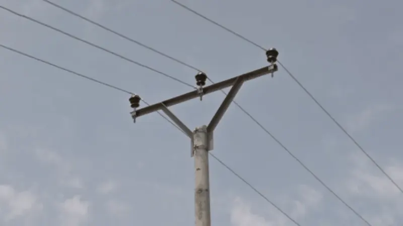 ¿En qué país se ve este remate de poste con forma de triángulo invertido?