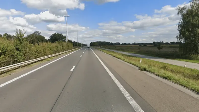 ¿En qué país se ven estas marcas viales con carriles bici a ambos lados?