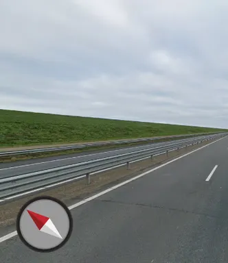 ¿En qué país se ve esta autovía completamente recta que discurre sobre un dique?
