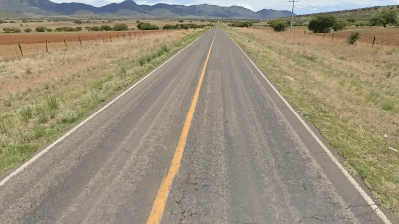 carretera con líneas blancas continuas y una línea central amarilla — México