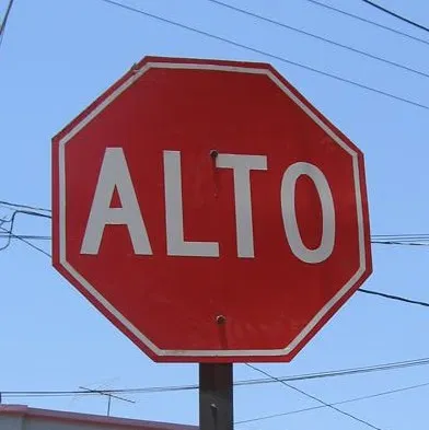 ¿En qué país se ven señales de stop con la palabra «ALTO»?