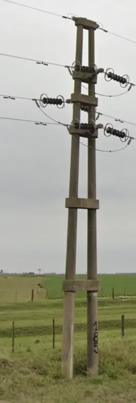 ¿En qué país se ve este poste doble de hormigón?