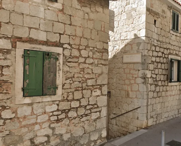 ¿En qué país se ve esta casa de ladrillo beige?