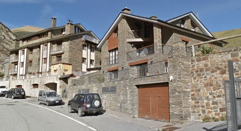 ¿En qué país se ven estos edificios de piedra?