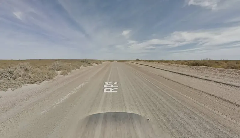 ¿En qué país se ve este paisaje llano con el auto de Google negro?