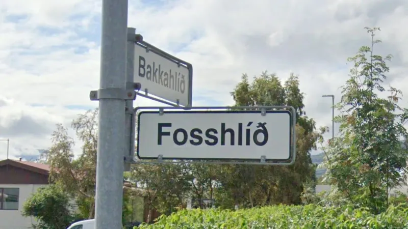 ¿En qué país se ve este estilo de cartel con el nombre de la calle?