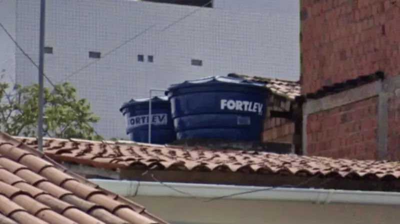 ¿En qué país se ven estos tanques de agua azules?