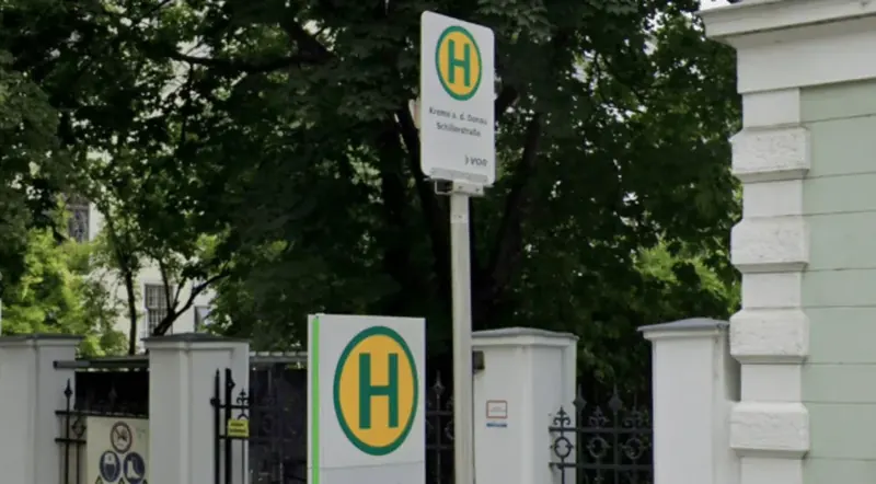 ¿En qué país se ve esta señal de parada de autobús, con un círculo amarillo y verde y la letra H?